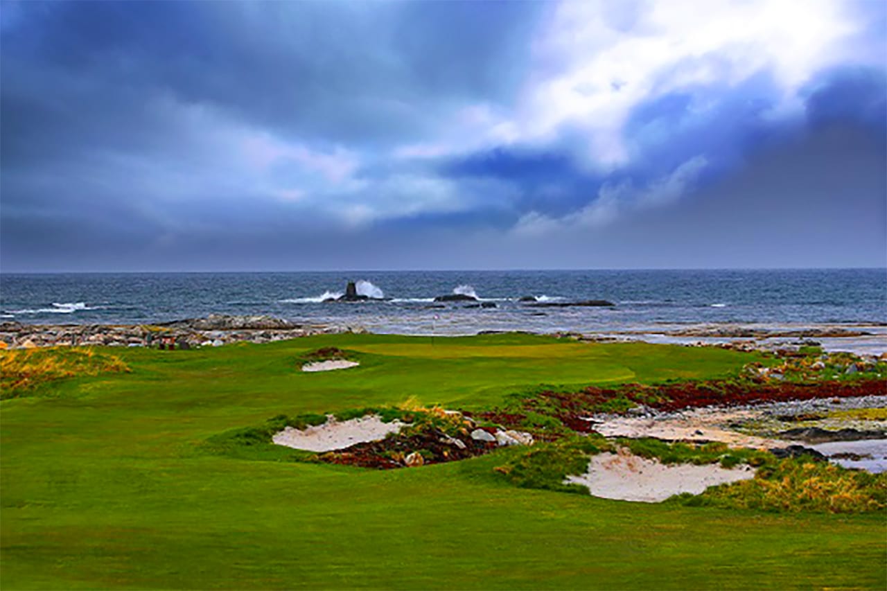 Midnattssol över golfbanan i Lofoten