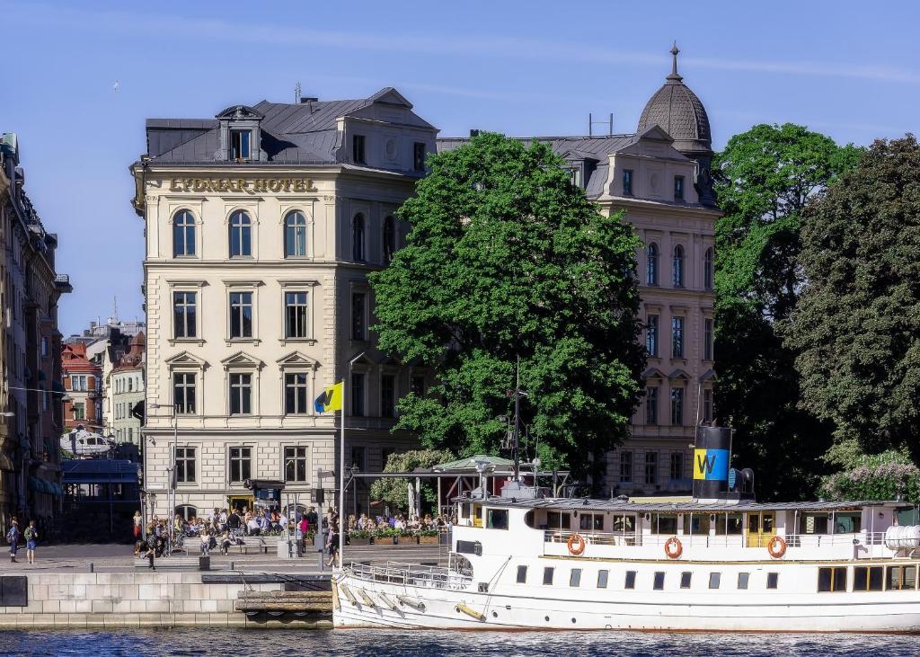 Lydmar Hotel i Stockholm vid vattnet med båt i förgrunden – elegant boutiquehotell med unik placering vid hamnen.