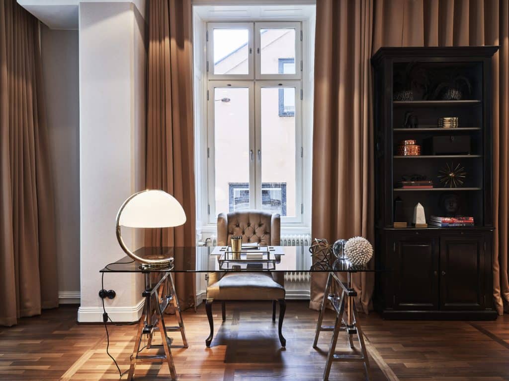 Elegant loungeinteriör på Lydmar Hotel i Stockholm med sofistikerad inredning och avslappnad lyxkänsla.