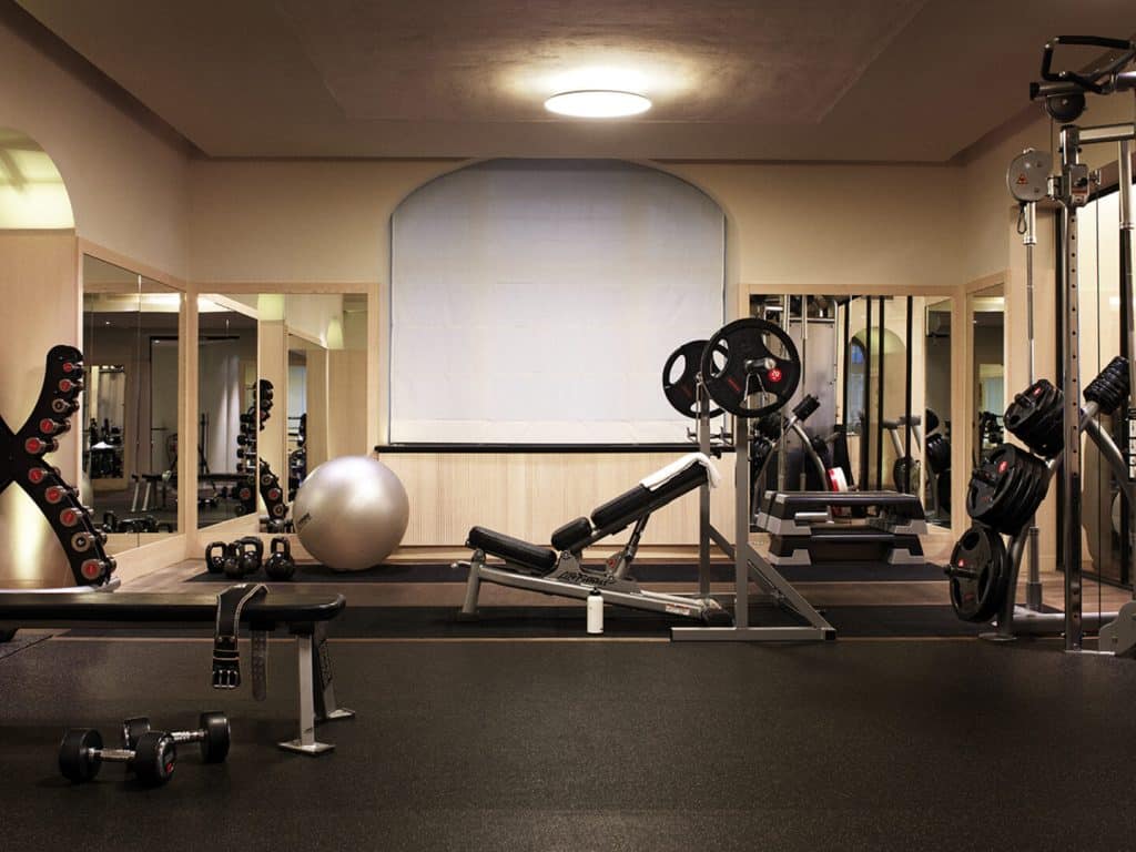 Fitnessrum på Lydmar Hotel i Stockholm med modern träningsutrustning i stilren och lugn miljö.
