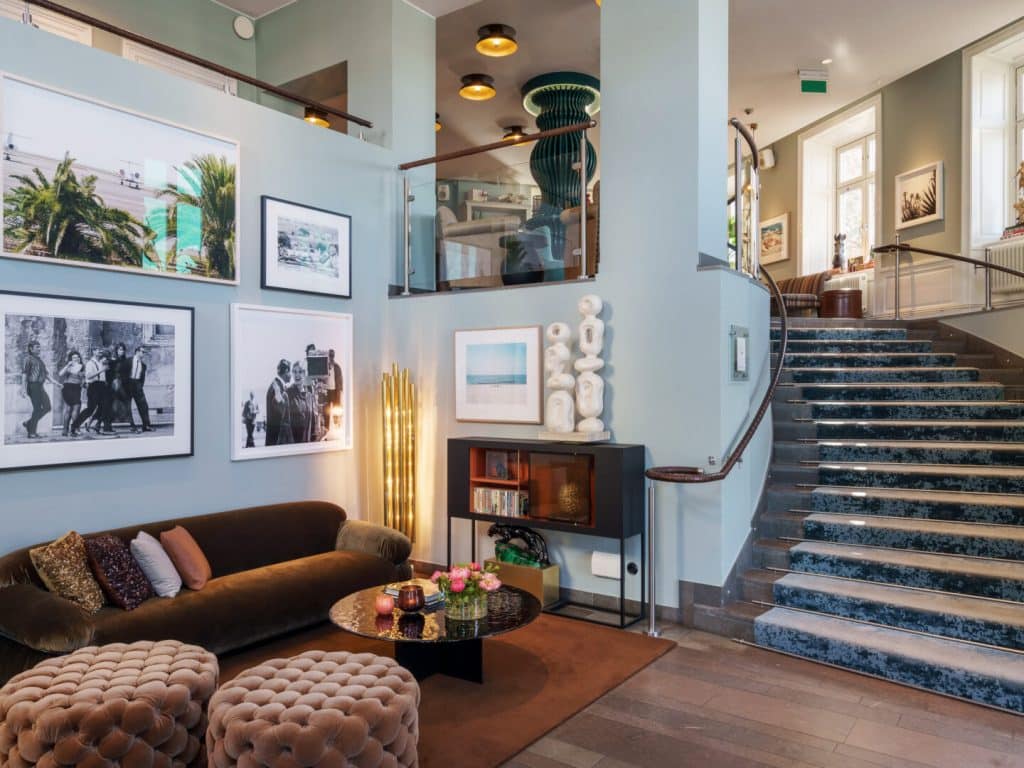 Lydmar Hotel. Entrén är varm och inbjudande, och interiören präglas av genomtänkt design där konst och fotografi ger hotellet en personlig och kreativ karaktär.