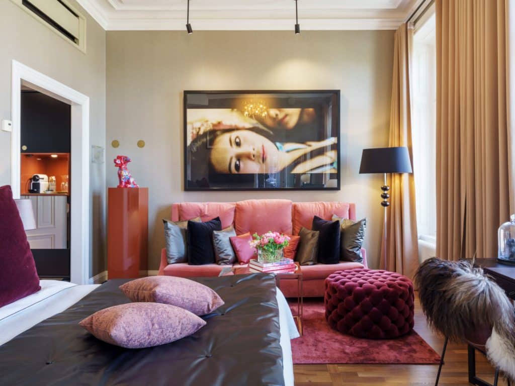 Exklusivt hotellrum på Lydmar Hotel i Stockholm med konst på väggarna, mjuka textilier och elegant design.