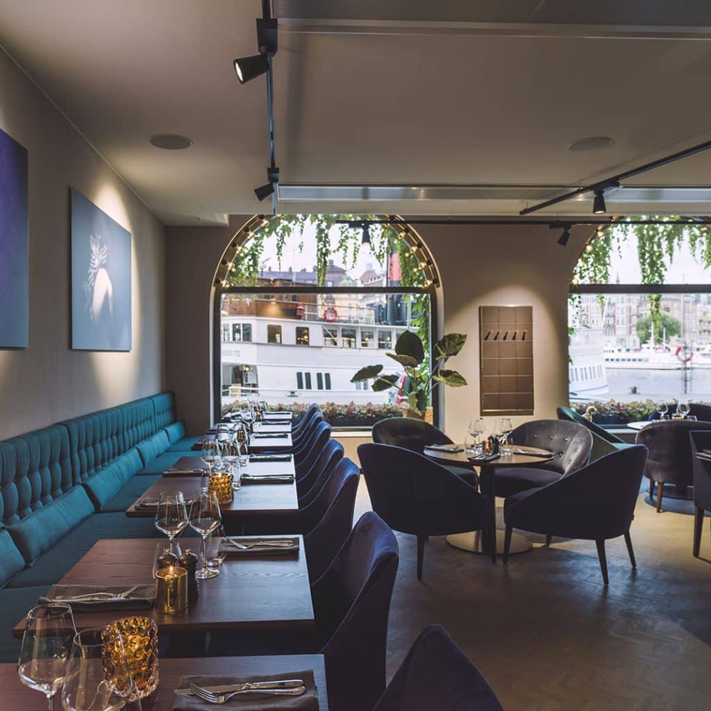 Brasserie The Strand på Radisson Collection Strand Hotel i Stockholm med elegant servering av mat och cocktails i tidlös miljö.