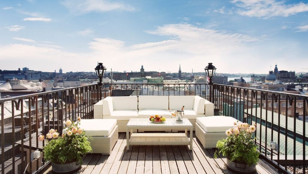 Vacker takterrass på Radisson Collection Strand Hotel i Stockholm med panoramautsikt över stadens vatten och silhuett.
