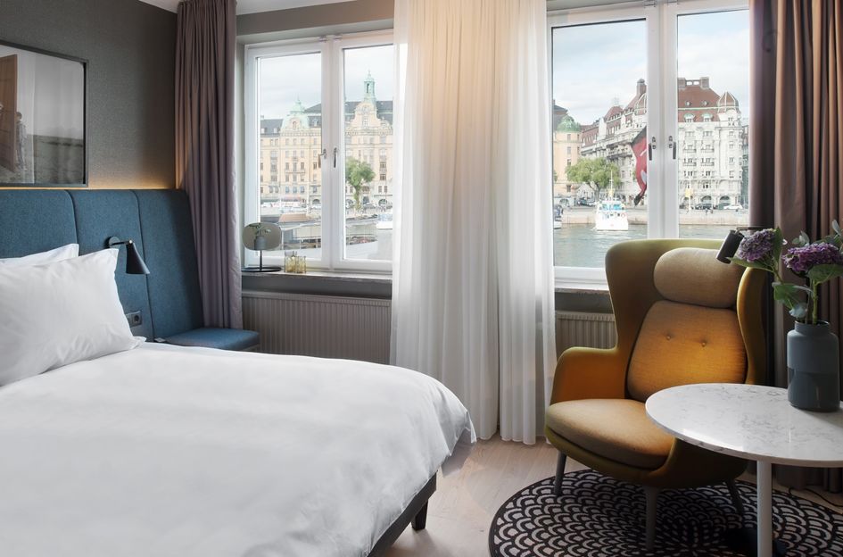 Elegant hotellrum på Radisson Collection Strand Hotel i Stockholm med stilren inredning och utsikt över stadens vatten.