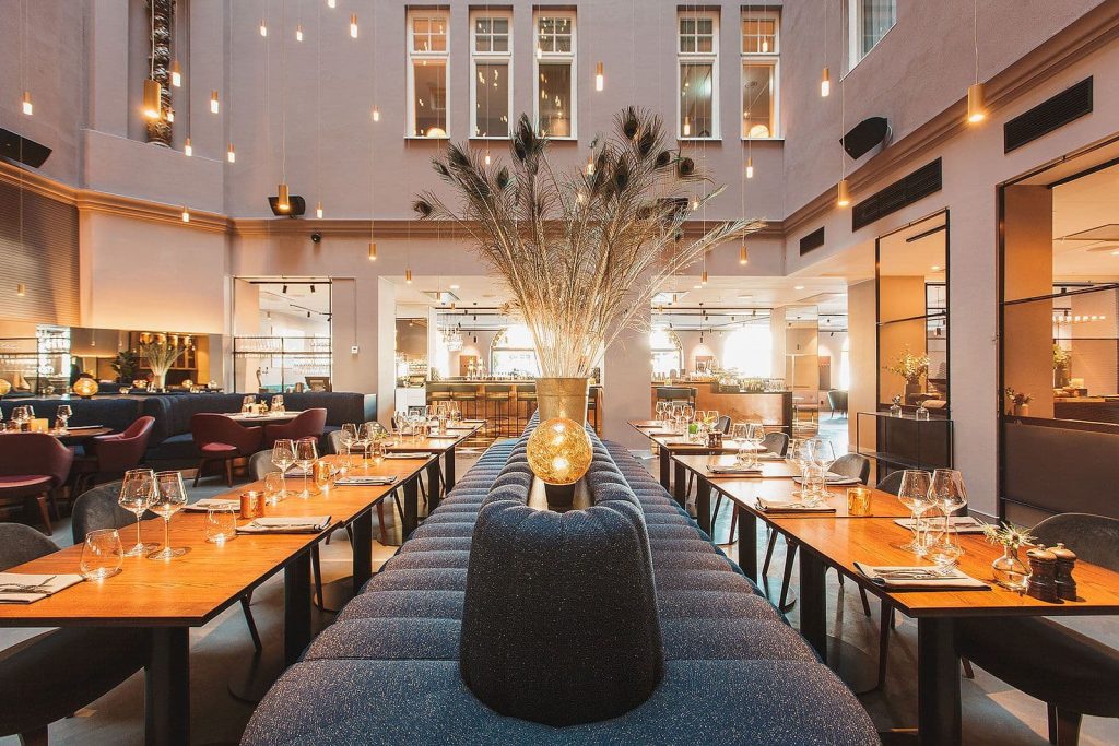 Brasserie The Strand på Radisson Collection Strand Hotel i Stockholm med elegant servering av mat och cocktails i tidlös miljö.