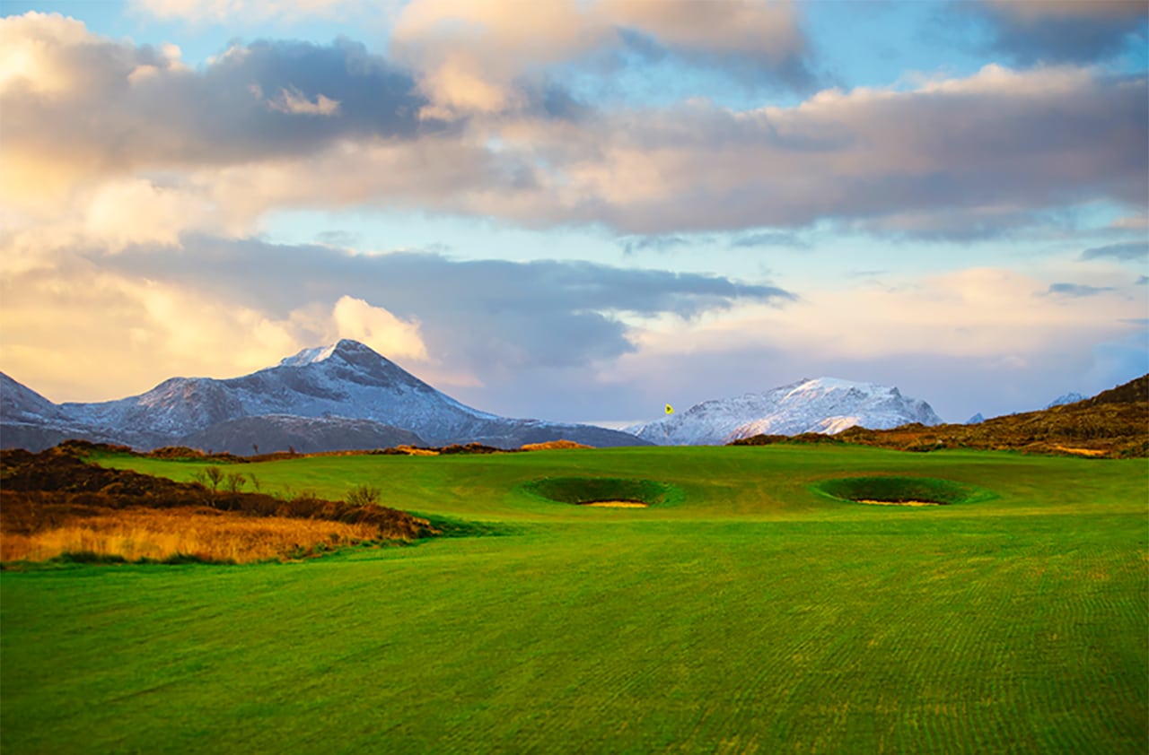 Golfbana vid havet i Lofoten med dramatiska berg i bakgrunden