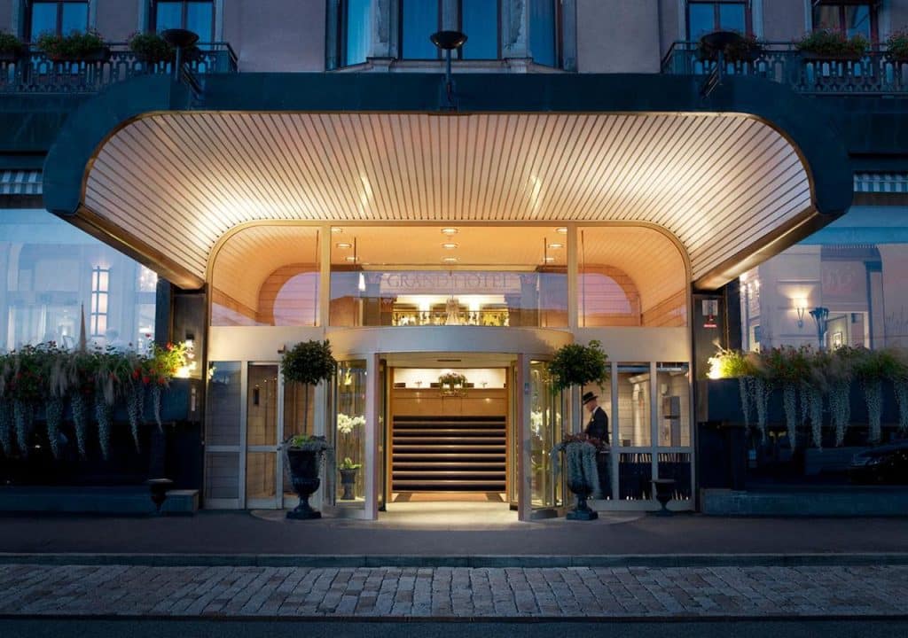Entrén till Grand Hôtel Stockholm i kvällsljus – ett ikoniskt lyxhotell med tidlös elegans vid vattnet i centrala Stockholm.