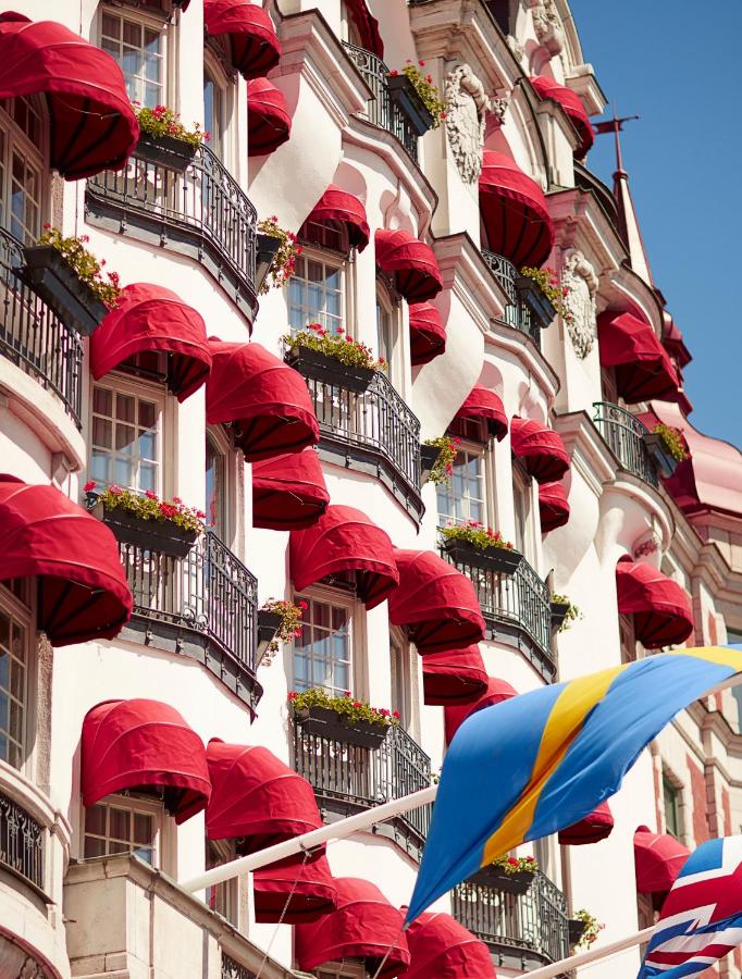 Exteriör av Hotel Diplomat i Stockholm med klassisk fasad, balkonger och vattennära läge.