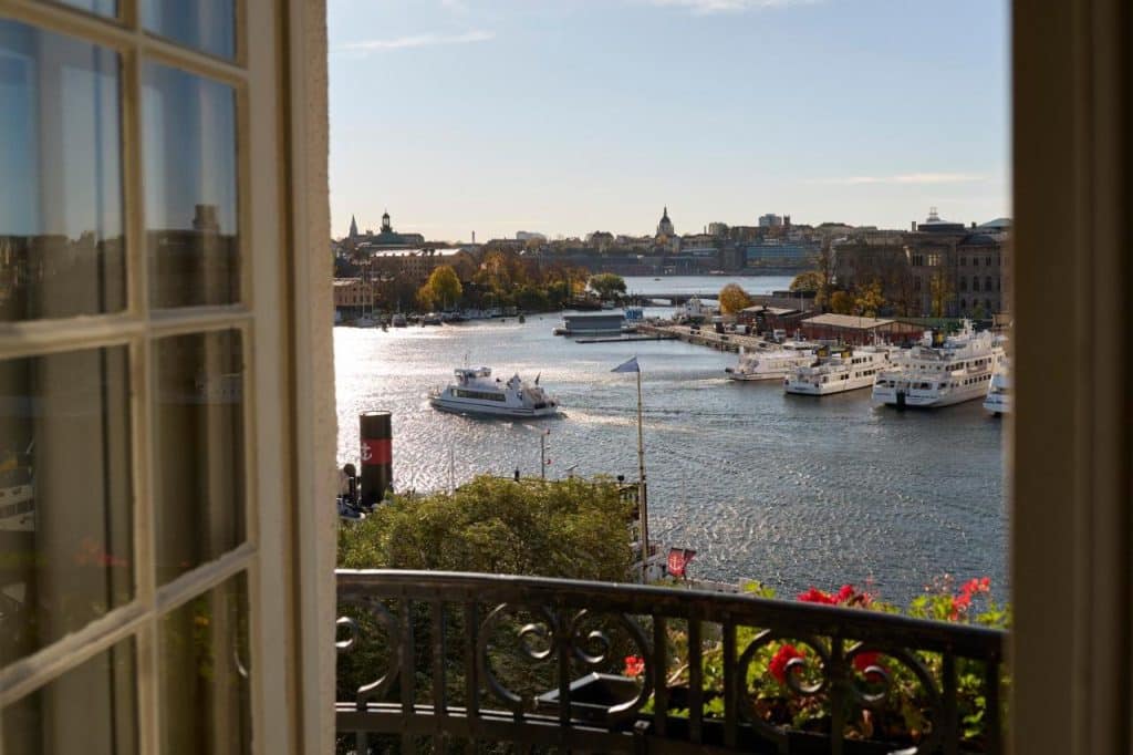 Balkonger på Hotel Diplomat i Stockholm med utsikt över vattnet och stadens eleganta omgivningar.