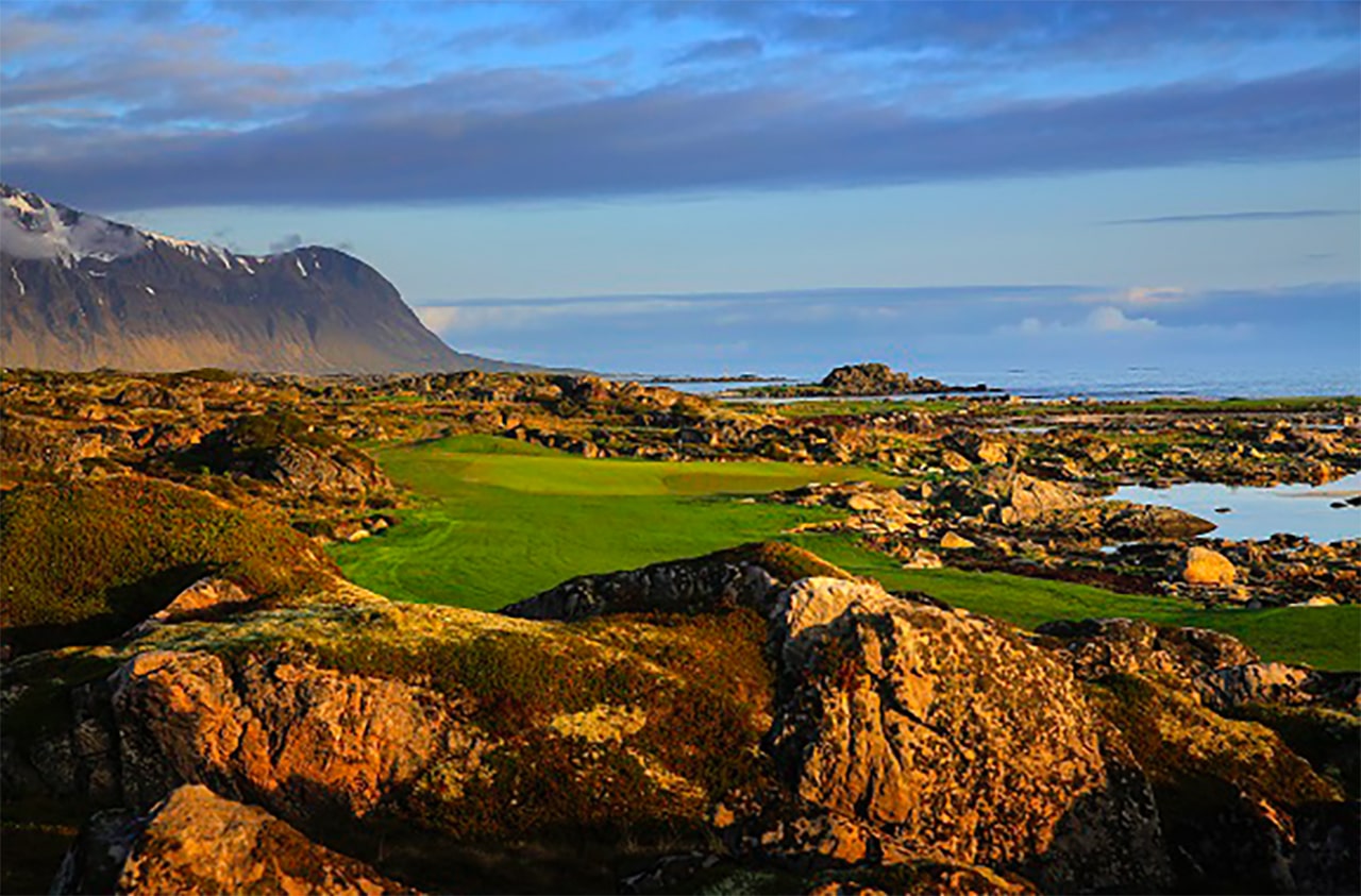 Golfhål i Lofoten med havet som naturligt hinder