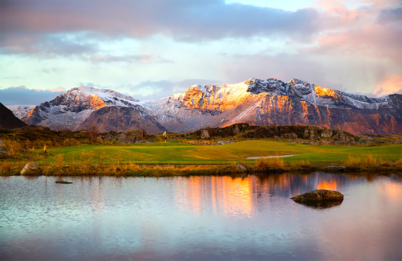 Golfspelare på kustnära hål i Lofoten