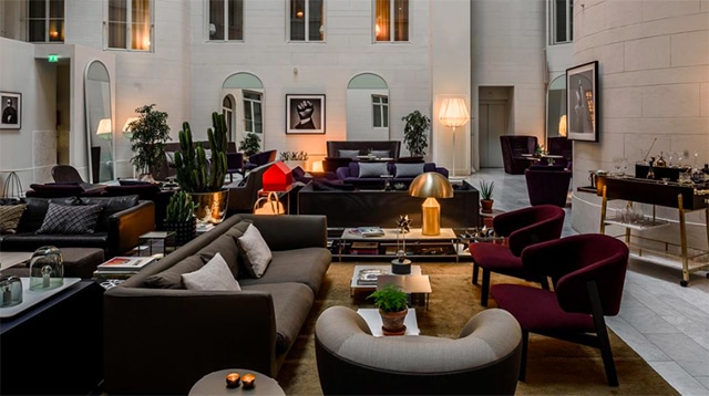 Elegant hotellobby på Nobis Hotel i Stockholm med modern design, stilrena detaljer och exklusiv atmosfär.