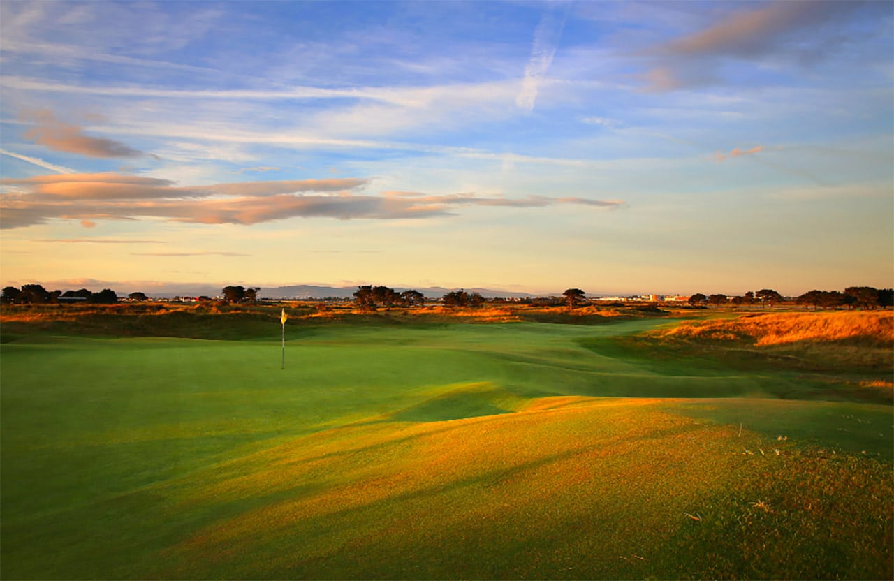 Grön fairway med havsutsikt i Portmarnock