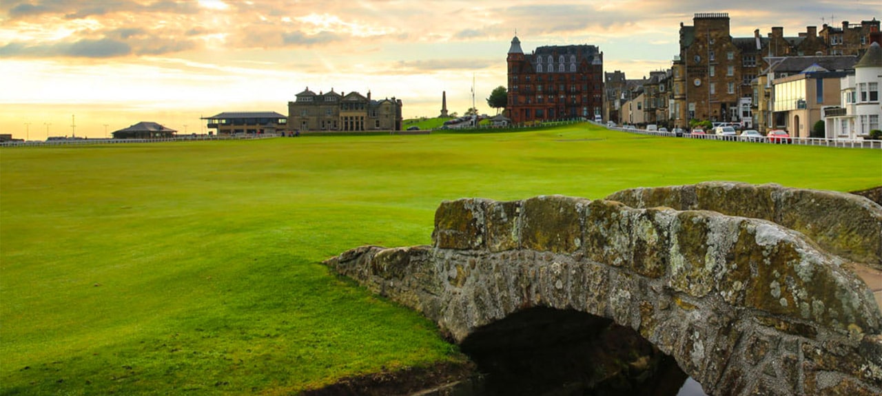 Golfspelare på klassisk linksbana i Skottland
