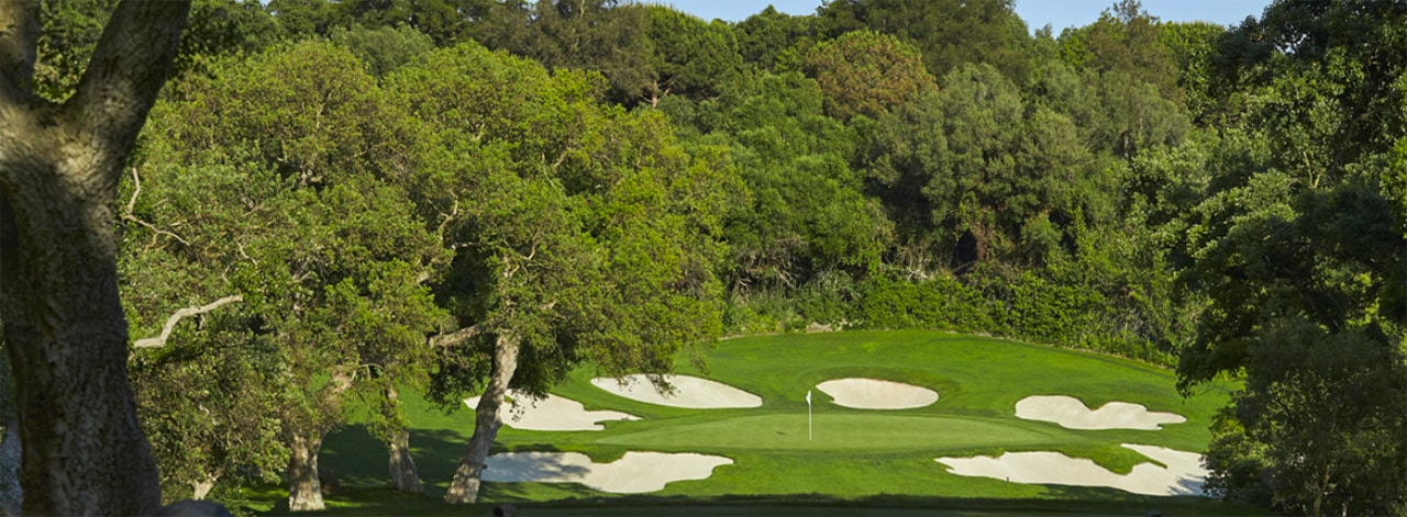 Golfhål i grönskande landskap på Valderrama