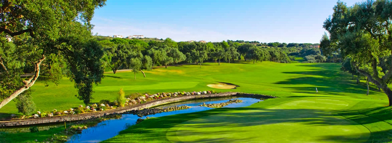 Fairway med träd och bunkrar på Valderrama