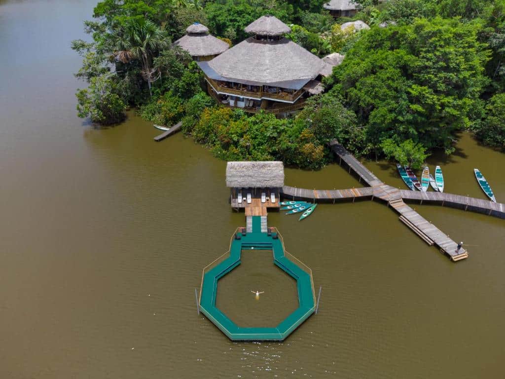 Bo mitt i Amazonas, där naturen, vattnet och arkitekturen smälter samman.