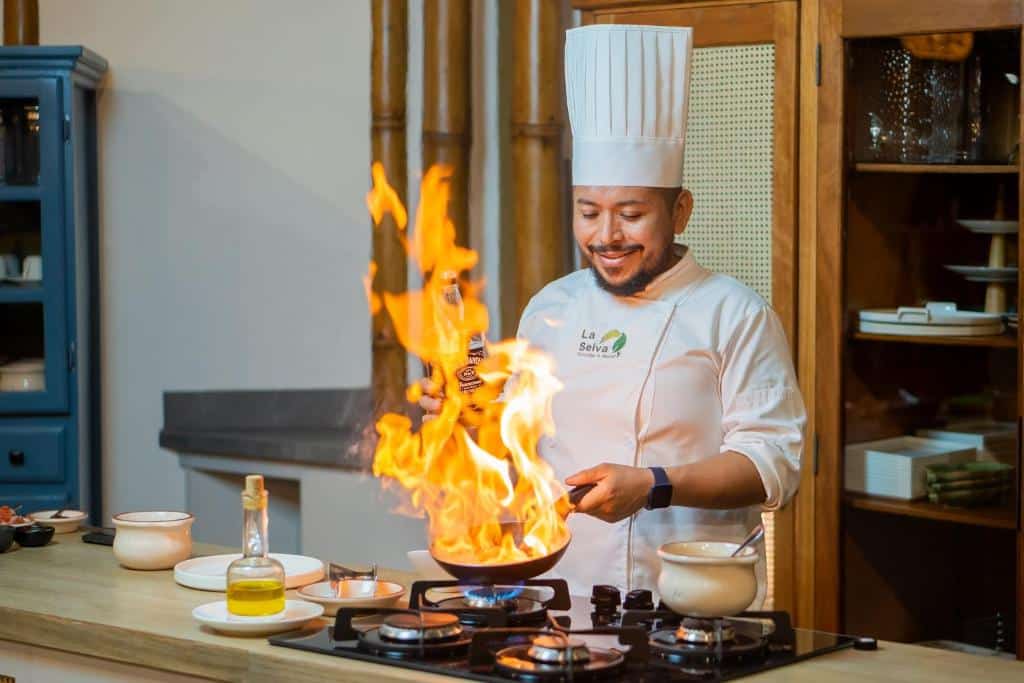 Kocken tillagar rätter med precision och känsla – gastronomi på hög nivå, La Selva Eco-Lodge & Retreat