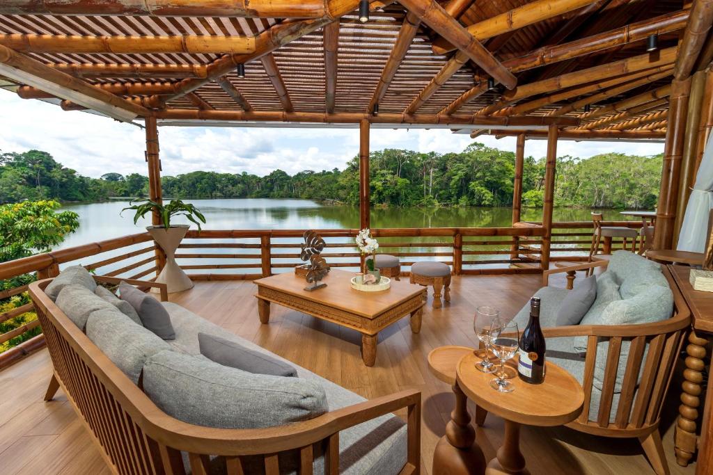 Lounge i harmoni med naturen – där komfort möter Amazonas lugn.