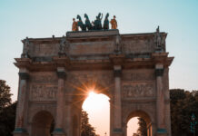 Paris i lyxens tecken – exklusiva upplevelser i världens mest romantiska stad Triumfbuen