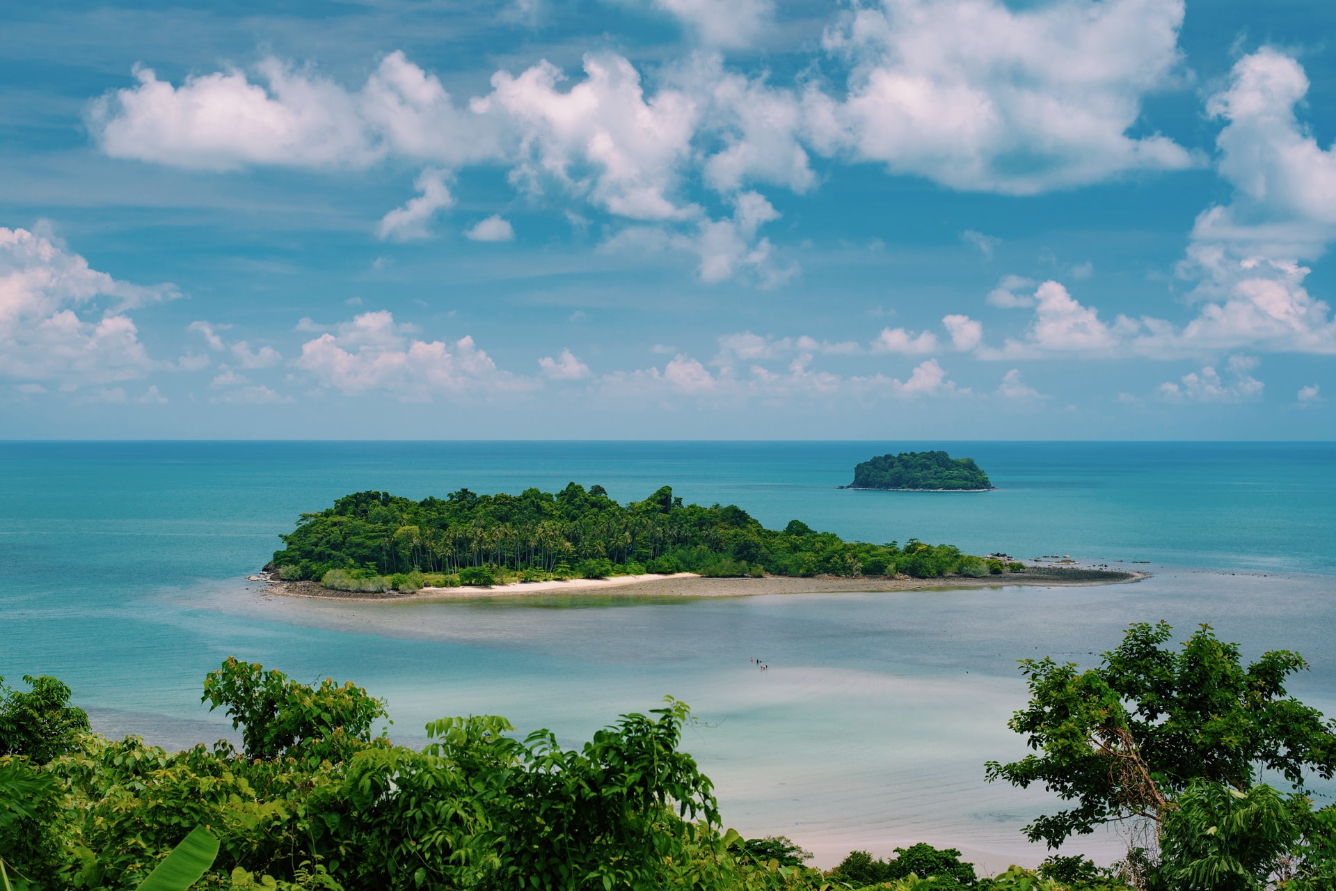 Tropisk strand på Koh Chang med palmer och kristallklart vatten
