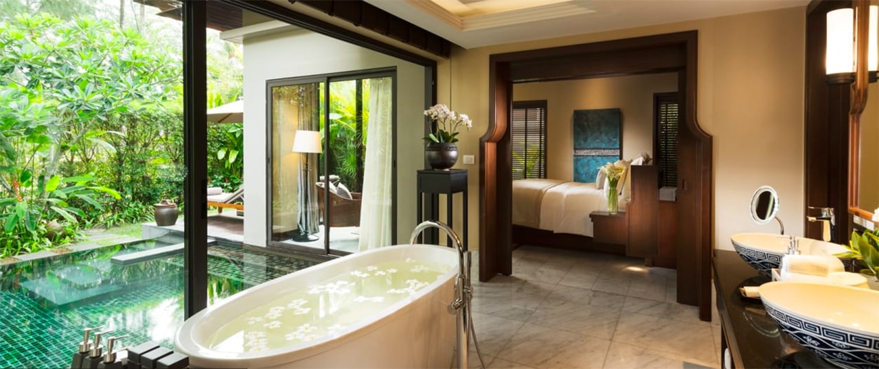 Elegant badrum med utsikt över privat pool