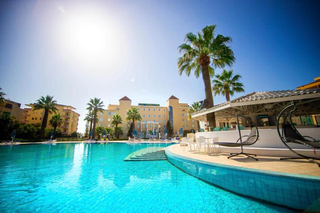 Lyxigt hotell i Durres med poolområde och palmer – Adriatik Hotel vid Albaniens kust