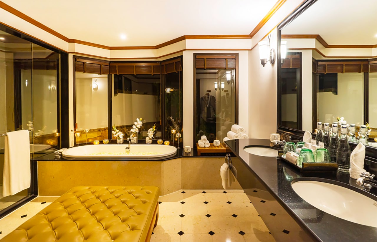 Modernt badrum med badkar och dusch i resort