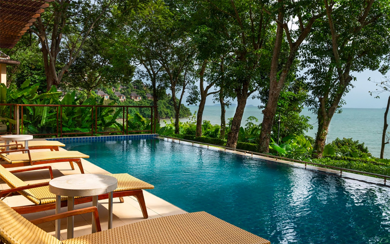 Poolområde med havsutsikt i Phuket