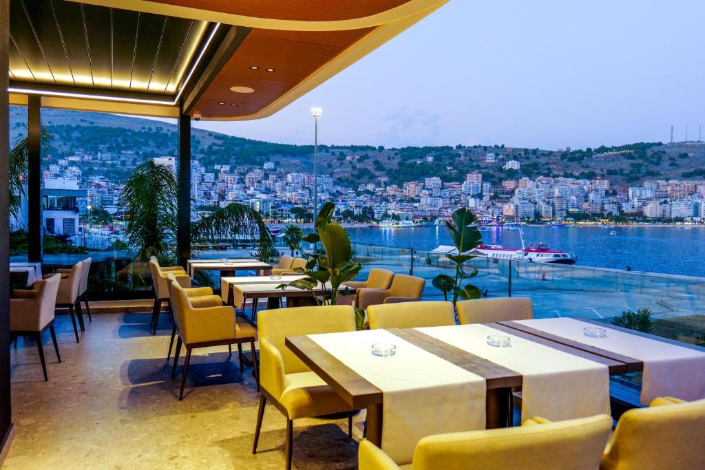 Restaurang med havsutsikt i Saranda, Albanien – elegant uteservering vid strandpromenaden