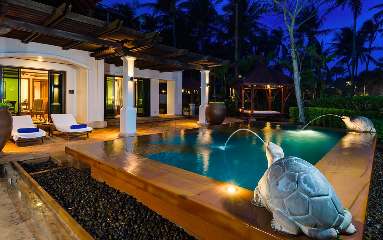 Hotellutsikt över hav och tropisk trädgård Phuket