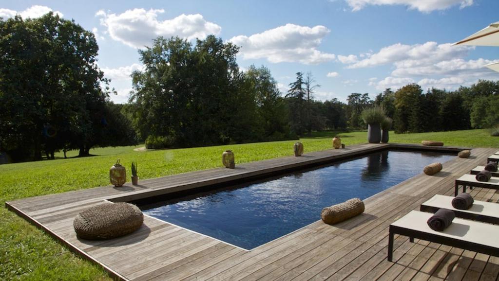 Poolområde på franskt slott under sommaren