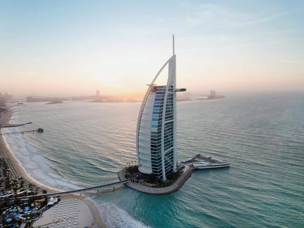 Burj Al Arab Hotell, Här erbjuds cabanas, solstolar samt utsikt över Burj Al Arab Jumeirah och Persiska viken, Dubaii