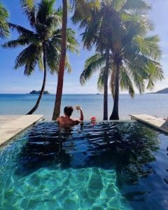 Infinitypool i Fiji med havsutsikt, palmer och tropisk strand – lyxig semester och avkoppling i paradis