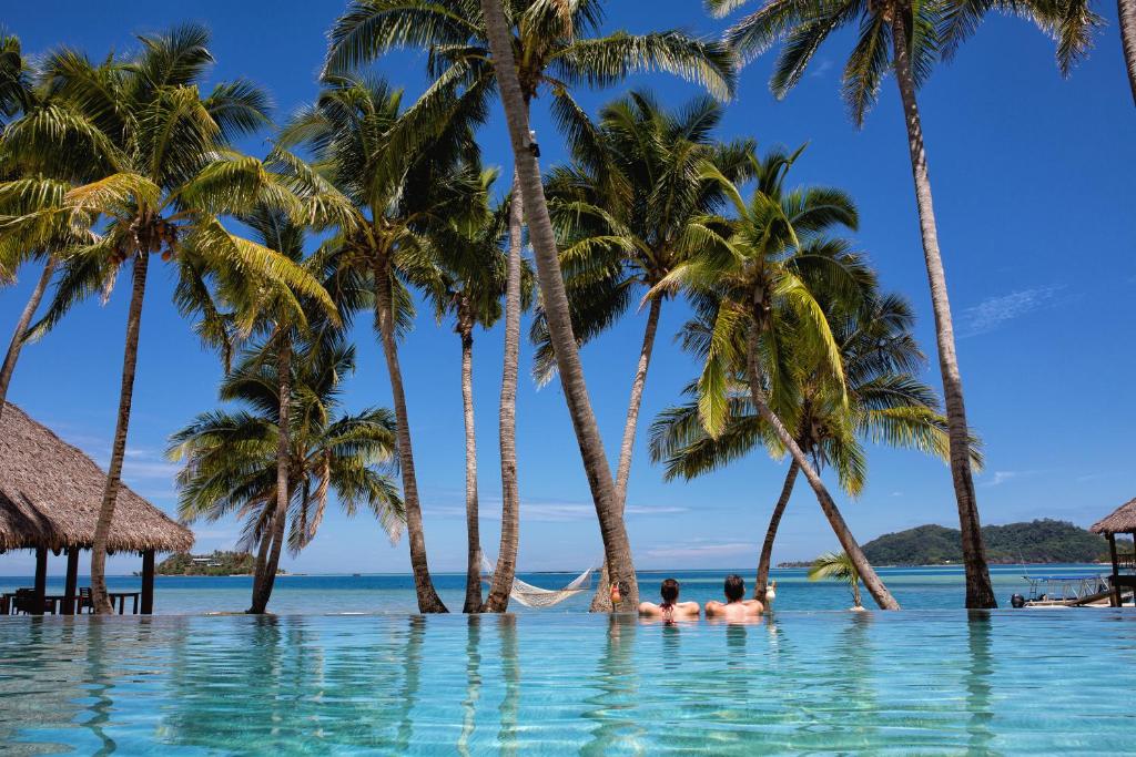 Lyxig resort i Fiji med infinitypool, palmer och turkost hav – tropisk paradisstrand för avkopplande semester