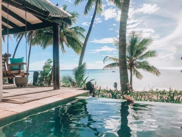 Lyxvilla i Fiji med privat pool, havsutsikt och palmer – tropisk semester i exklusiv resort vid stranden
