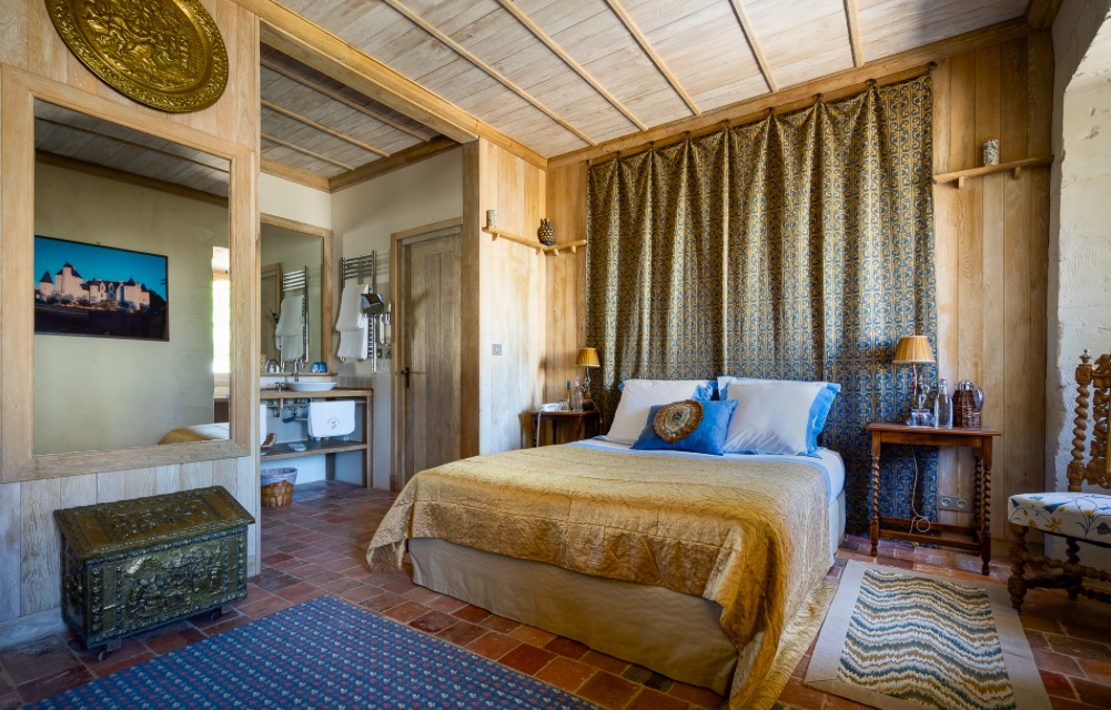 Lyxigt sovrum på Château du Rivau med historisk inredning