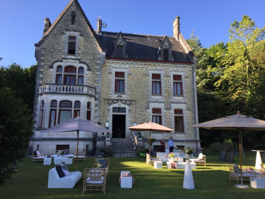 Château La Thuilière i Tudor-stil med trädgård och pool