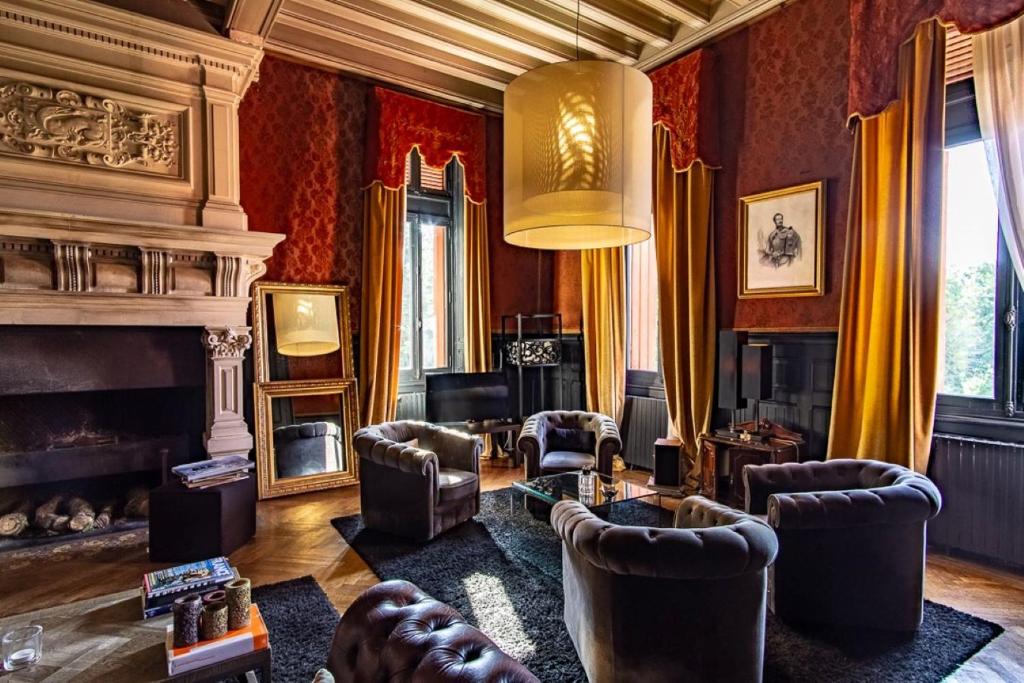 Sällskapsrum med öppen spis och bar i franskt slott