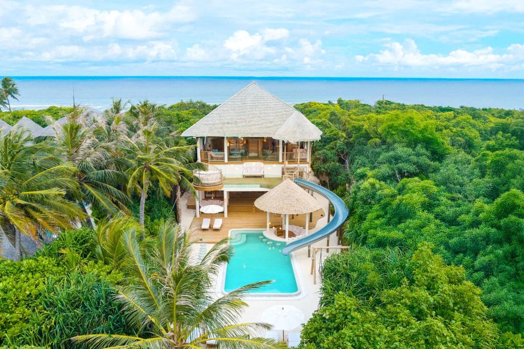 Lyxvilla på Soneva Jani Maldiverna med privat pool, vattenrutschkana och havsutsikt – exklusiv resort i tropiskt paradis