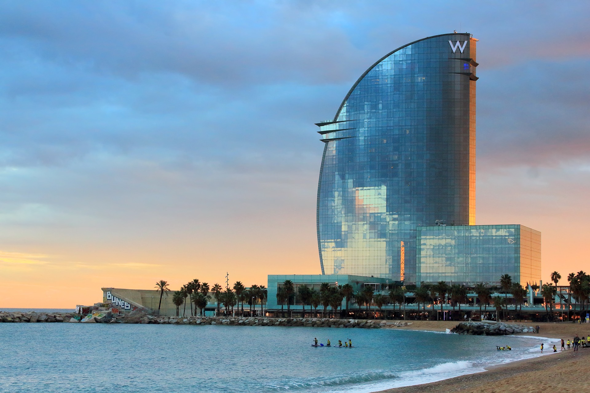 W Barcelona lyxhotell vid stranden med modern arkitektur och utsikt över Medelhavet