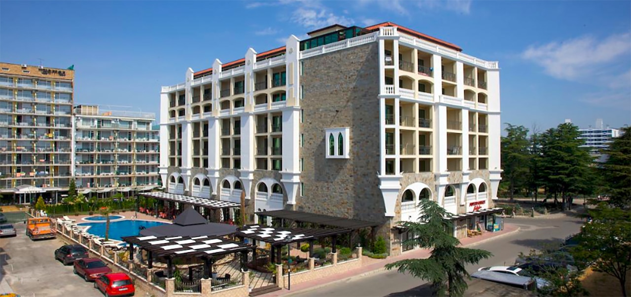 Babylon Hotel i Sunny Beach med pool och modern hotellfasad