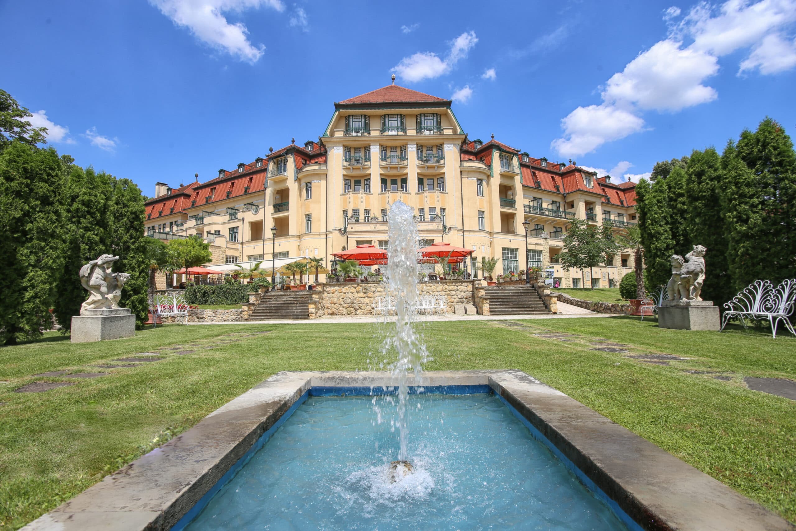 Historiska Thermia Palace hotell i Piešťany med klassisk arkitektur