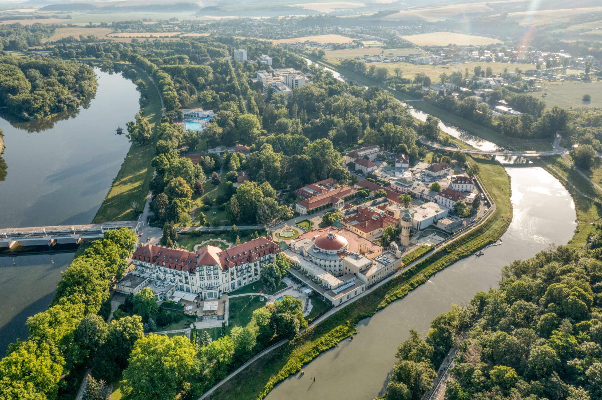 Spa-ön i Piešťany med park och historiska byggnader