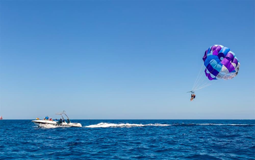 Gäster som njuter av solen ombord på en katamaran på Gran Canaria