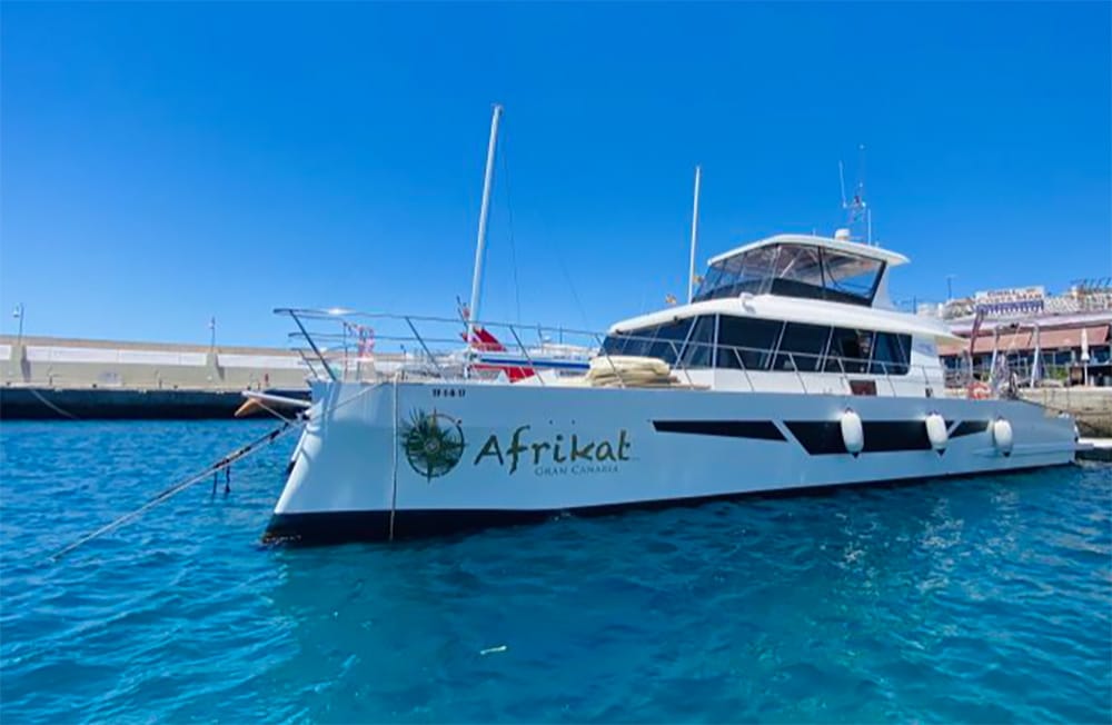 Lyxig katamaran i turkost vatten utanför Gran Canaria