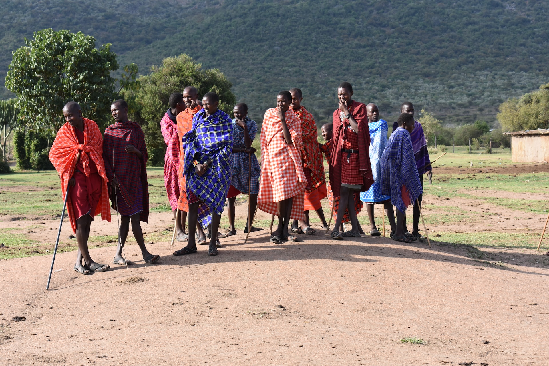 Maasai-krigare i traditionella kläder Kenya
