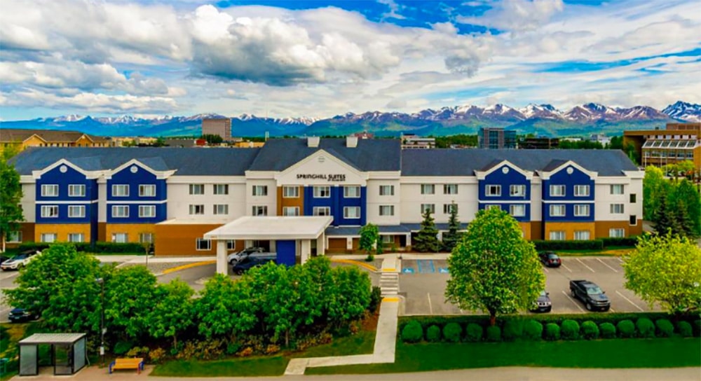 SpringHill Suites Anchorage svit med vardagsrum och kök