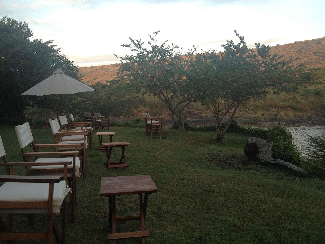 Loungeområde vid floden på Karen Blixen Camp Masai Mara